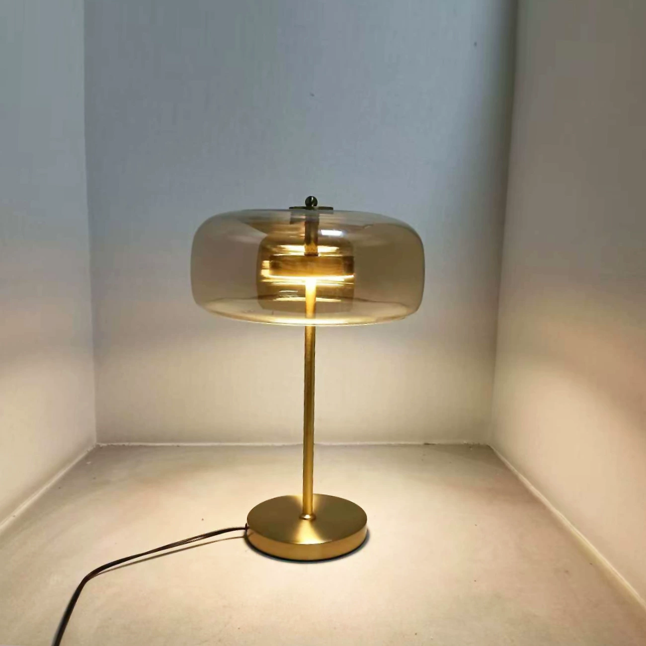 Lampe de table en verre ambré